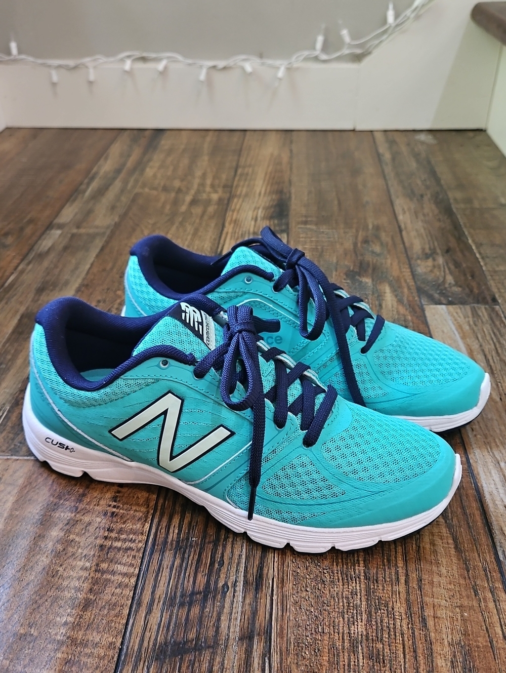 NWOT New Balance 575 Cush Women's Turquoise Sneakers with Navy Details